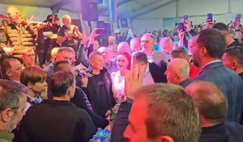 „Prođi, Mile, večeras kroz selo“: Dodik častio muzičare na Kočićevom zboru, pa zapjevao VIDEO