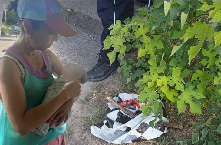 Osumnjičena za pokušaj ubistva: Saslušana majka koja je ostavila bebu u kesi kod kontejnera