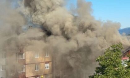 Zgrada u Vlasenici u plamenu: Vatra se proširila i na objekat pored VIDEO/FOTO