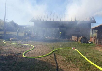 Intervencija banjalučkih vatrogasaca: Gorjela štala FOTO