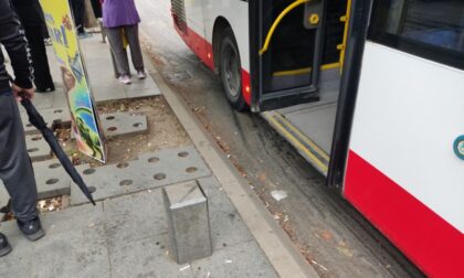 Iz autobusa pravo u blato: Čuvajte noge na polomljenim pločama u centru Banjaluke FOTO