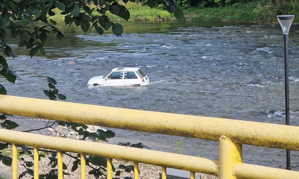 Scena ostavlja bez teksta: Auto u Vrbasu kod banjalučke “Švedske plaže”