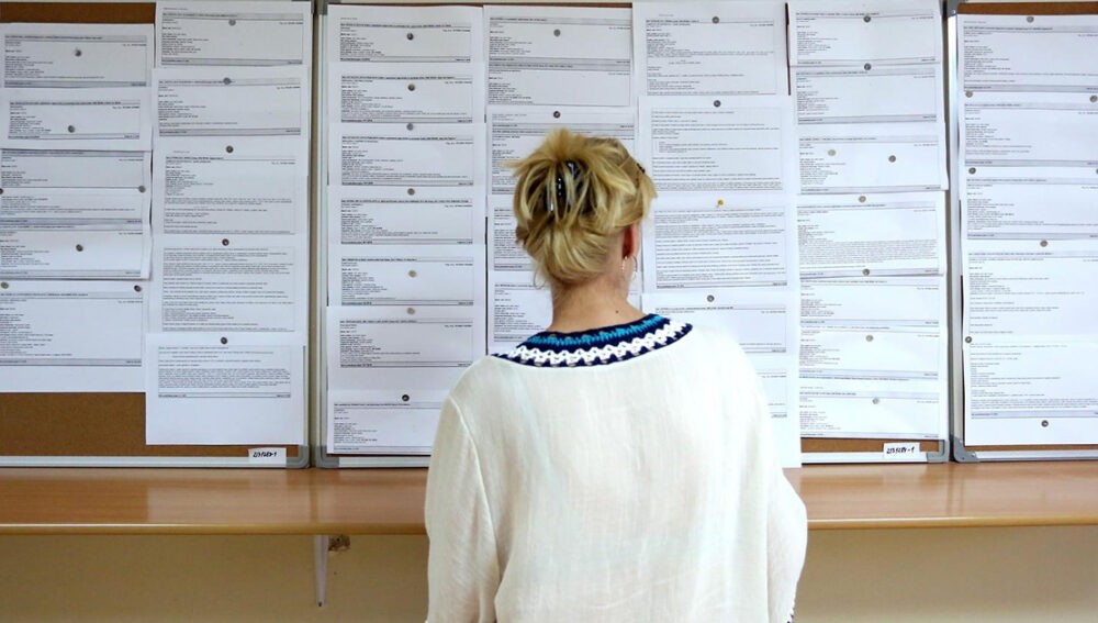 Zato nam mladi i odlaze: Na birou 5.925 visokoobrazovanih, funkcije dobijaju isti foteljaši