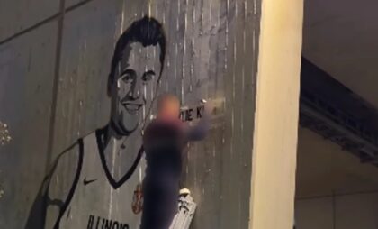 Sa porukom ispod: U Beogradu osvanuo mural posvećen Čarliju Kirku
