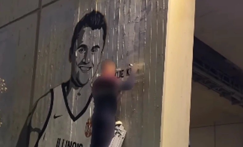 Sa porukom ispod: U Beogradu osvanuo mural posvećen Čarliju Kirku