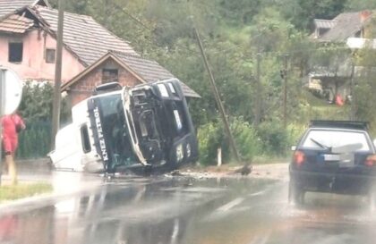 Teška nesreća! Cisterna sa benzinom prevrnula se u kanal, vozač hitno prevezen u bolnicu