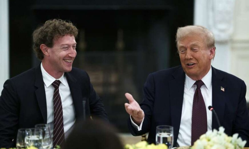 Mikrofon sve zabilježio: Cukenberg uhvaćen kako se izvinjava Trampu VIDEO