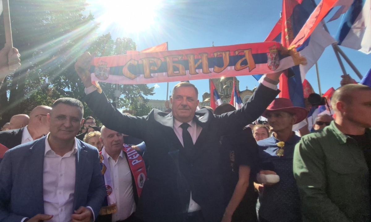 Srpska trobojka od 120 metara pred Palatom: “Mile Srbine, Srpska je uz tebe!” FOTO/VIDEO