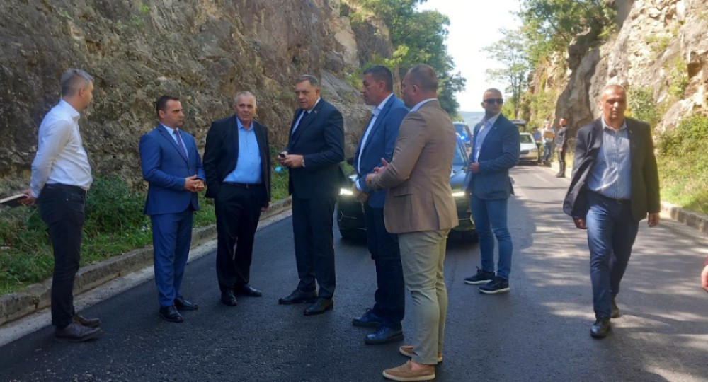 U toku rekonstrukcija: Dodik stigao na dionicu puta prema Deleuši