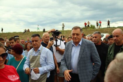 Goste zabavlja Rada Manojlović: Dodik stigao u Česmu na kotlićijadu, dočekao ga Vlado Đajić VIDEO