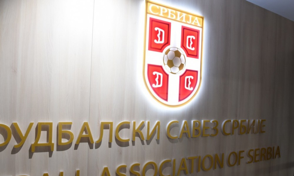 FSS će tražiti reakciju UEFA: Policija u Rigi nije dozvolila unošenje zastave Srbije