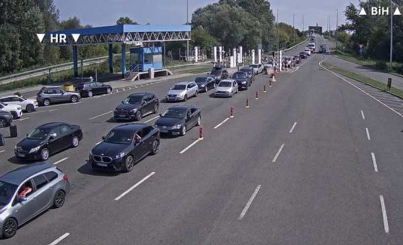 Gužve na više prelaza: Duge kolone na izlazu prema Hrvatskoj