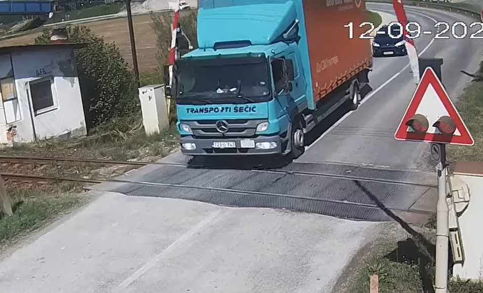 Opasna vožnja: Kamionom polomio rampu na pružnom prelazu VIDEO