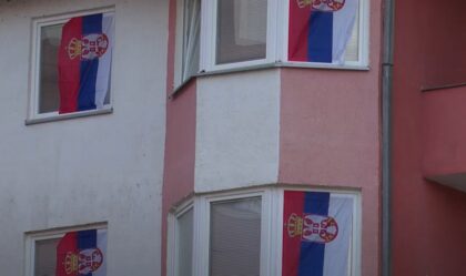 Proslava na Kosmetu: Trobojke na institucijama i stanovima Srba VIDEO