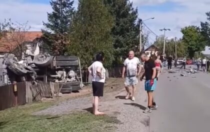 Težak sudar dva vozila, kamion uletio u dvorište: Ima mrtvih VIDEO