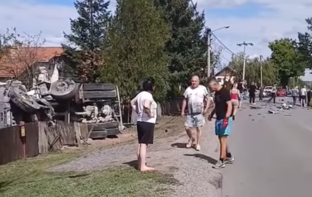 Težak sudar dva vozila, kamion uletio u dvorište: Ima mrtvih VIDEO