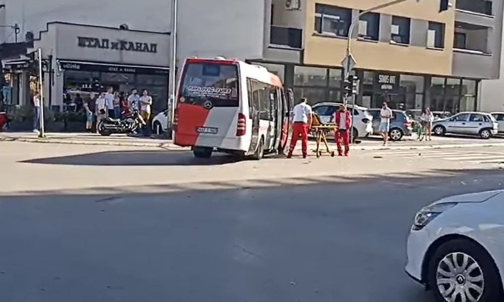 Sudar putničkog kombija u automobila: Težak udes u Banjaluci VIDEO