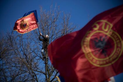 Incident u Hagu: Zastava OVK postavljena na Ambasadi Srbije, vrijeđali zaposlene na nacionalnoj osnovi