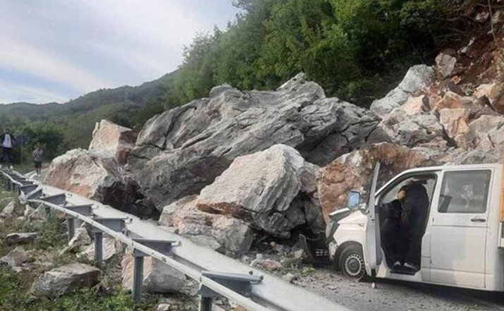 Potpuna blokada: I dalje obustavljen saobraćaj zbog odrona na putu Cetinje – Budva
