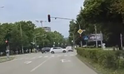 Opasna vožnja u Banjaluci! Tragedija izbjegnuta za dlaku: Autom kroz crveno svjetlo u blizini škole VIDEO