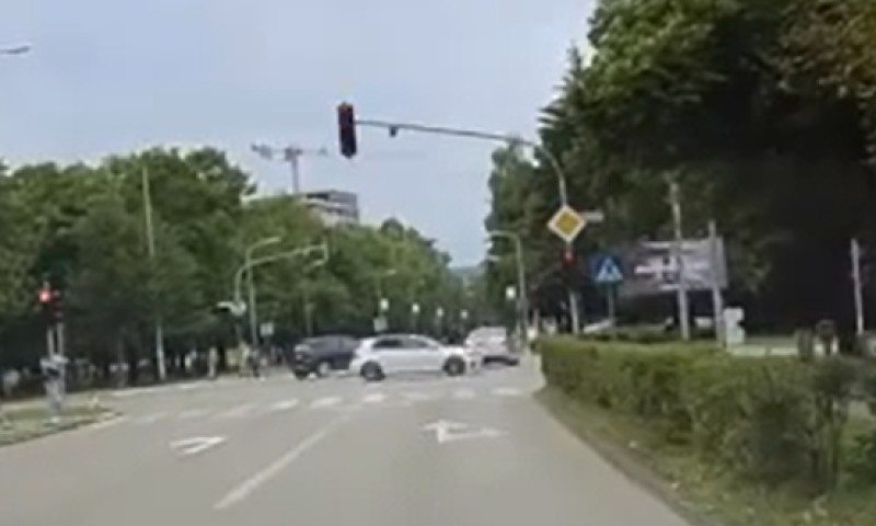 Opasna vožnja u Banjaluci! Tragedija izbjegnuta za dlaku: Autom kroz crveno svjetlo u blizini škole VIDEO