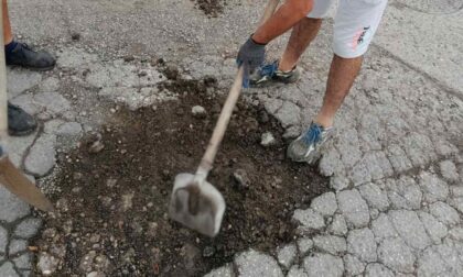 Šibarević u akciji: Mještani sami saniraju rupe na putu u Piskavici