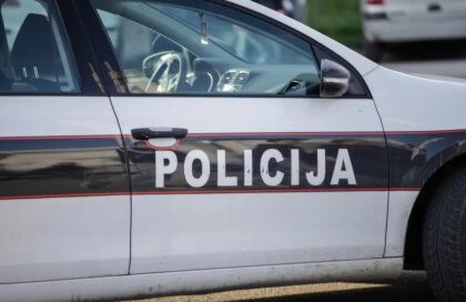 Drama u BiH: Nakon saobraćajke, vozač povrijedio dva policajca VIDEO