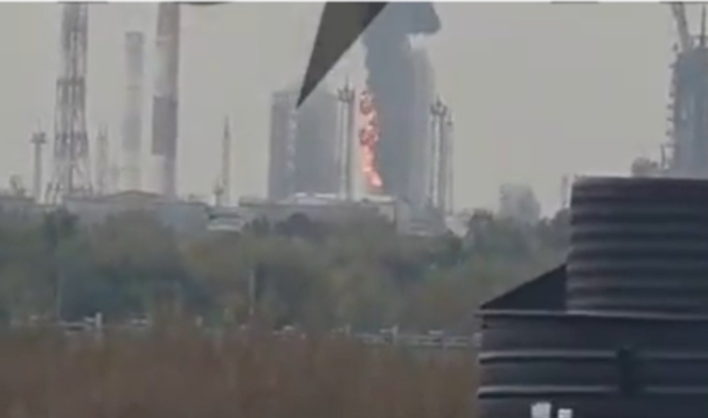 Pakao u Rusiji: Ukrajinski dronovi pogodili veliku rafineriju VIDEO