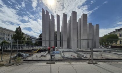 Radnici u centru Banjaluke klešu i tvrde: Spomenik će biti gotov za mjesec dana FOTO