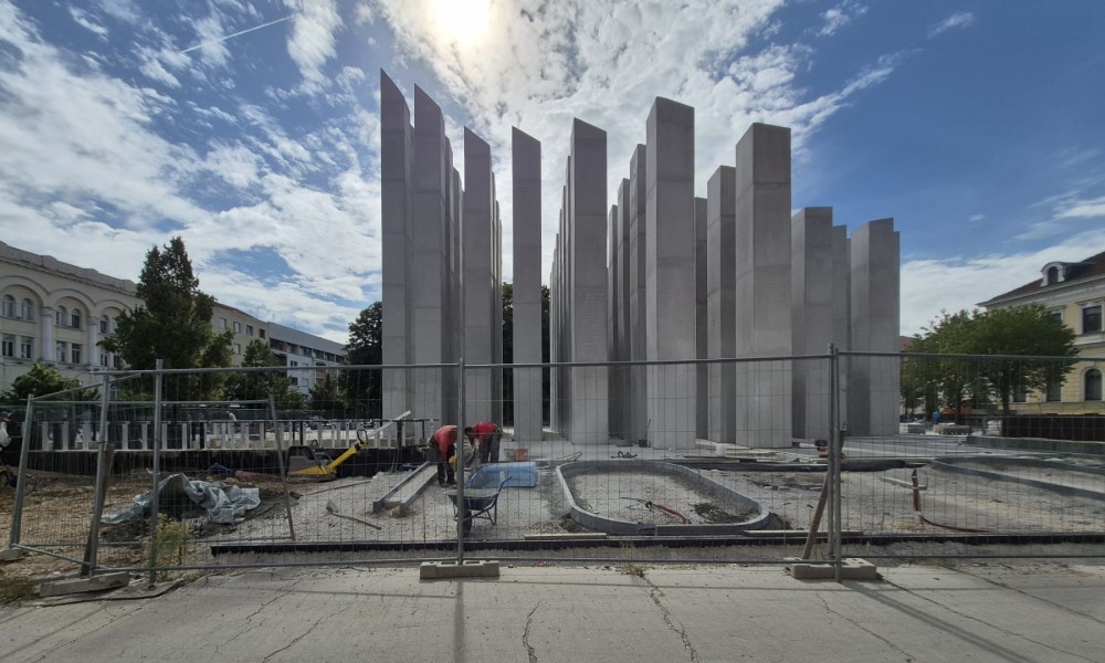 Radnici u centru Banjaluke klešu i tvrde: Spomenik će biti gotov za mjesec dana FOTO