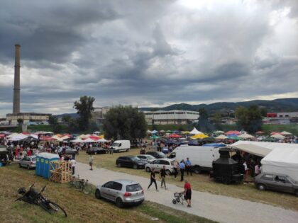 Na kotlićijadi u Česmi više od 10.000 ljudi! Đajić: Svi su veseli, nasmijani su i pjevaju FOTO