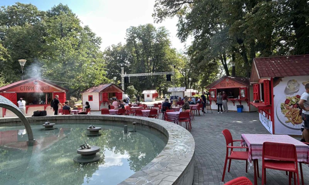 Parkom se širi prepoznatljiv miris: Počeo osmi “Ćevap fest” FOTO