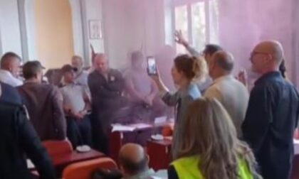 Prekinuta sjednica! Bačena dimna bomba, a upotrebljen i biber sprej