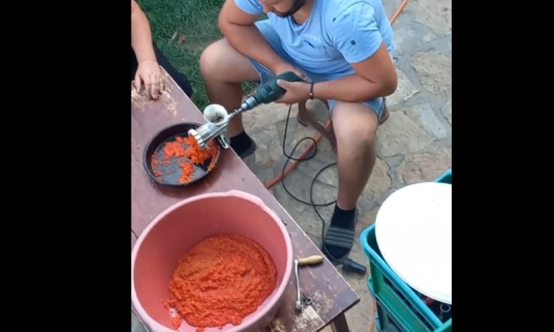 Uz bušilicu do ajvara: Ovaj muškarac je nasmijao Balkan VIDEO