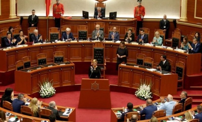 Flaše i papiri letjeli ka premijeru! Haos u parlamentu zbog AI ministarke VIDEO