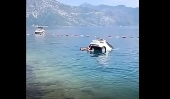 Hit scena! Automobil završio u moru, ljudi im dobacuju ‘”Ne smijete tu parkirati”