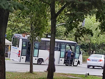 Nesvakidašnja nezgoda u Banjaluci: Putnici čekali zamjenu gume na autobusu