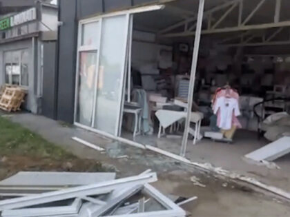 Autobus uletio u prodavnicu! Ostaci konstrukcije razbacani po putu, šteta ogromna