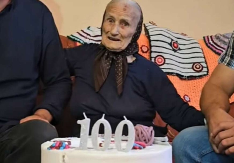 Baka Radmila proslavila 100. rođendan: I dalje plete i čita bez naočara, ovo je njen recept za dug život VIDEO