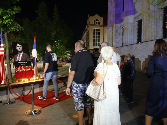Okupljanje u Banjaluci: Veliki broj građana odao počast ubijenom Čarliju Kirku FOTO