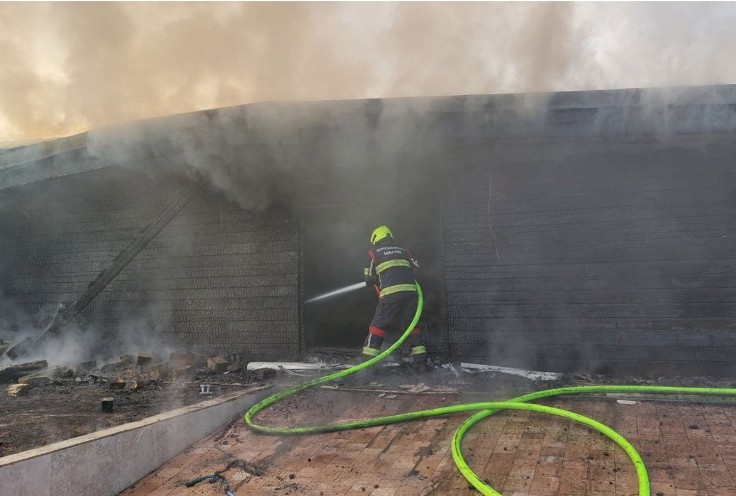 Nastala velika šteta: Gorjela brvnara na Čokorskim poljima u Banjaluci FOTO