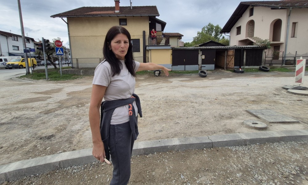 Zbog nove zgrade, guše se u prašini: U Lazarevu bijesni, Dragana stavila i “barikade” FOTO/VIDEO