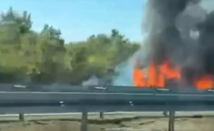 Buktinja na autoputu: Zapalilo se dostavno vozilo VIDEO