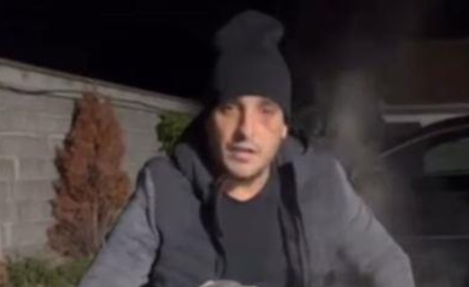 Darko Lazić još uvijek u masnicama od saobraćajke, upalio kotlić, pa zapjevao: “Naći ću je po mirisu kose”