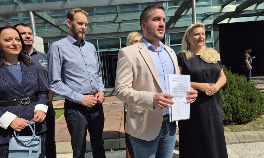 “Škola bez tereta” stigla u Vladu: Drinić predao inicijativu VIDEO