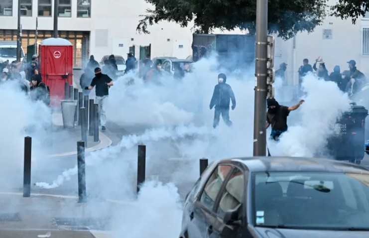 Protesti u Francuskoj: Blokiran saobraćaj, uhapšene najmanje 83 osobe, bačene dimne bombe VIDEO