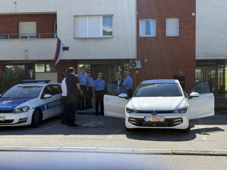 Ćosić predao na korištenje “golf osam” za potrebe policije: “Ovi ljudi rade odgovoran i koristan posao”