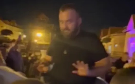 Snimak “zapalio” društvene mreže: Harmonikaš se popeo na bijelog konja i zasvirao VIDEO