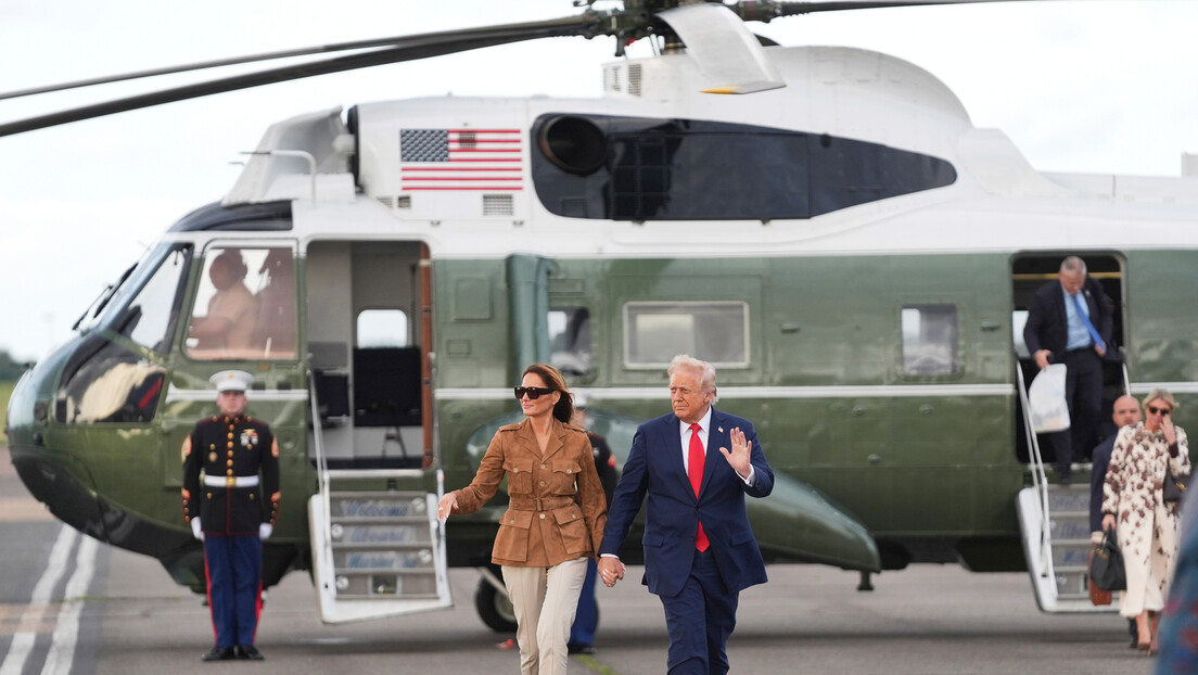 Helikopter u kojem su bili Donald i Melanija Tramp prinudno sletio u Britaniji