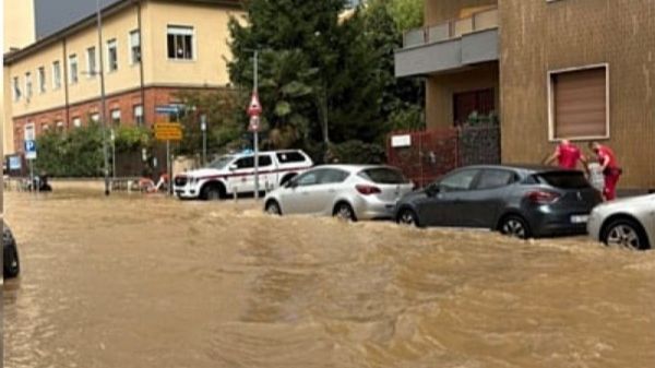 Italija pogođena stravičnim poplavama: Klizišta blokirala puteve, bujice nose sve pred sobom VIDEO
